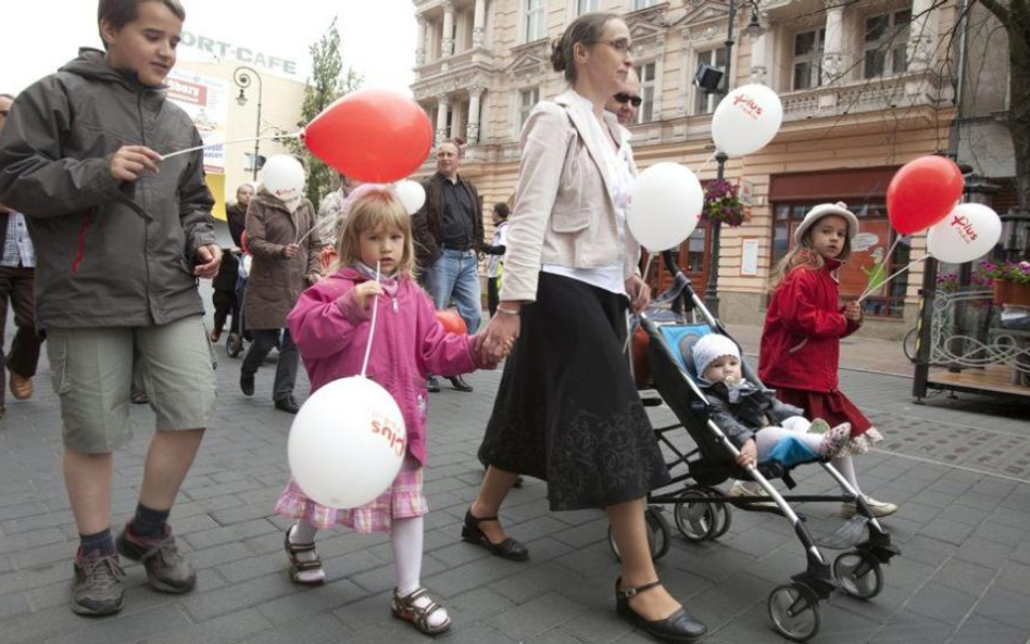 Polacy wyszli na ulice. Chętniej szli w marszach w obronie życia niż Paradzie Równości