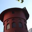 Łopaty słynnego wiatraka opadły i uszkodziły napis na budynku Moulin Rouge