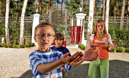 Dzieci odkrywają magiczną moc krzesła, ale zbyt późno to sobie uświadamiają