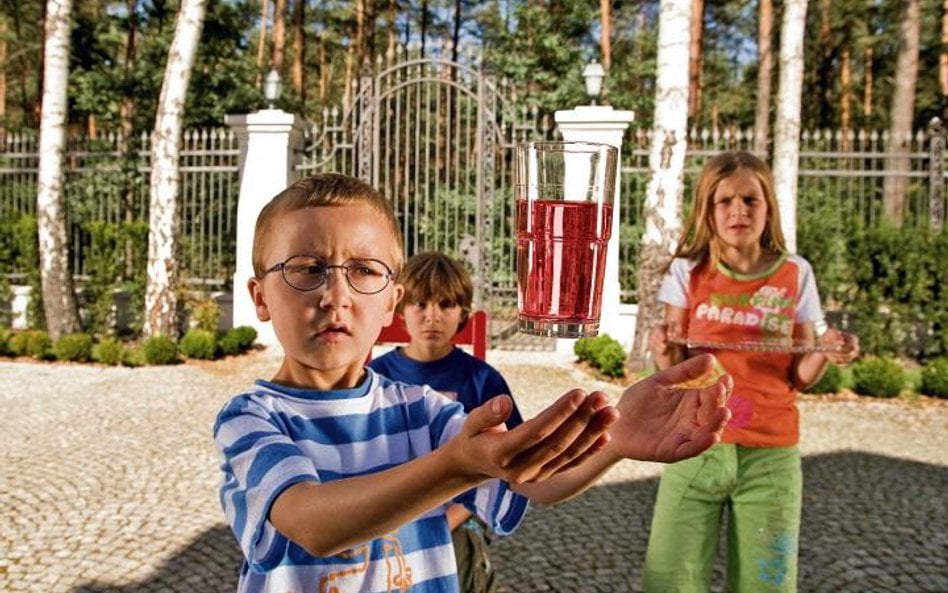 Dzieci odkrywają magiczną moc krzesła, ale zbyt późno to sobie uświadamiają