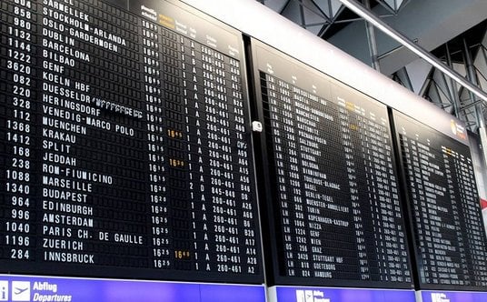 Na lotniskowych tablicach gęsto od odlotów i przylotów. Fot. jlaatz /Pixabay