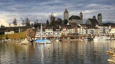 Rapperswil w Szwajcarii. Na pierwszym planie po lewej hotel Szwanen. Nad miastem góruje zamek, który