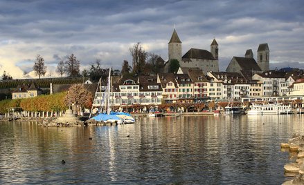 Rapperswil w Szwajcarii. Na pierwszym planie po lewej hotel Szwanen. Nad miastem góruje zamek, który