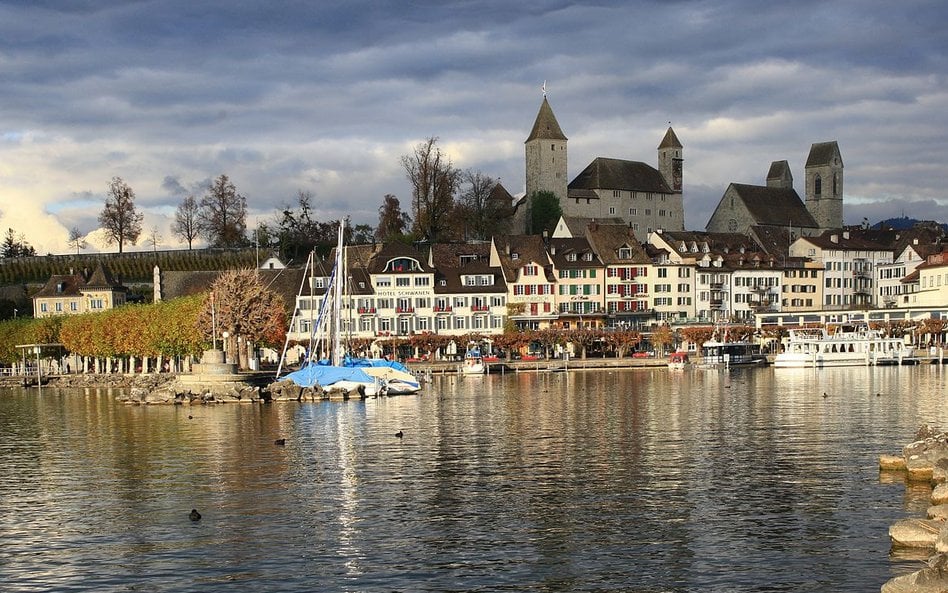 Rapperswil w Szwajcarii. Na pierwszym planie po lewej hotel Szwanen. Nad miastem góruje zamek, który
