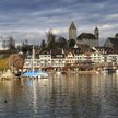 Rapperswil w Szwajcarii. Na pierwszym planie po lewej hotel Szwanen. Nad miastem góruje zamek, który
