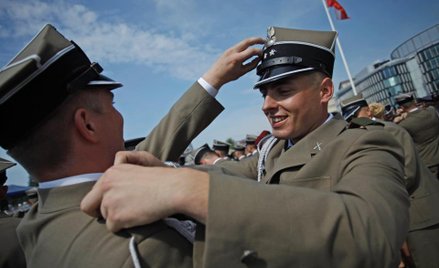 Żołnierze z nowymi świadectwami służby