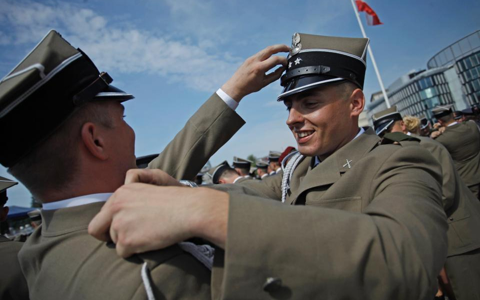 Żołnierze z nowymi świadectwami służby