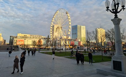 W Warszawie turystów przyciąga odnowiony plac Defilad przed Pałacem Kultury i Nauki, Muzeum Sztuki N