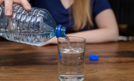 8 szklanek wody dziennie to mit