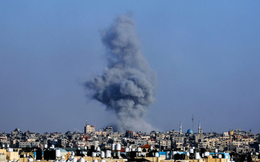 Kłęby dymu unoszące się nad Rafah w południowej części Strefy Gazy po izraelskim bombardowaniu
