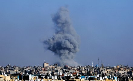 Kłęby dymu unoszące się nad Rafah w południowej części Strefy Gazy po izraelskim bombardowaniu