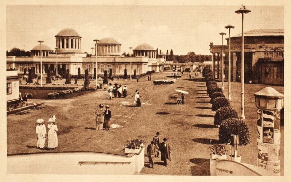 Widok na Tereny Wystawowe z Pawilonem Czterech Kopu ł (po lewej) i Hal ą Stulecia (po prawej), ok. 1