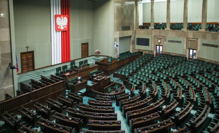 Najdłuższe przerwa w obradach Sejmu była w 1993 roku. Trwała 137 dni, ale w jej trakcie odbyły się w