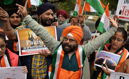 Indyjski atak lotniczy na Pakistan został w Indiach przyjęty z powszechną aprobatą. Na zdjęciu wiec 