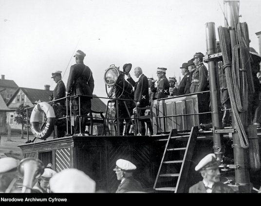 Ignacy Mościcki (z kapeluszem w dłoni) na pokładzie statku uzbrojonego „Admirał Dickman” z Flotylli 