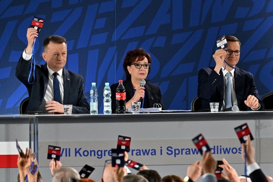 Posłowie PiS - Mariusz Błaszczak, Elżbieta Witek i Mateusz Morawiecki - podczas VII kongresu Prawa i