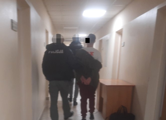 Zatrzymani mężczyźni w wieku 23 i 45 lat byli całkowicie zaskoczeni wizytą policji.