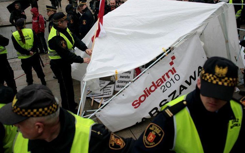 Solidarni 2010 ciągle przed Pałacem Prezydenckim