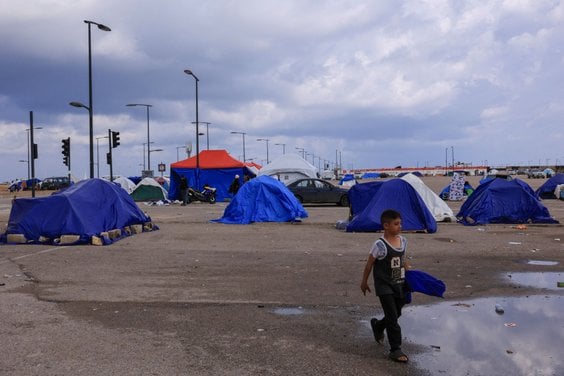 Namioty na ulicy w Bejrucie, tymczasowe schronienie mieszkańców Libanu, którzy musieli opuścić swoje