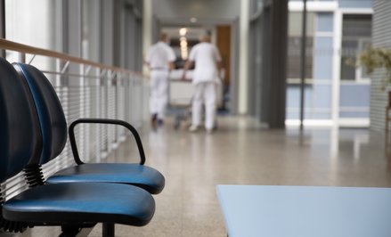 Z danych Agencji Oceny Technologii Medycznych i Taryfikacji wynika, że na kontrakcie zatrudnionych j