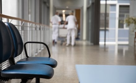 Z danych Agencji Oceny Technologii Medycznych i Taryfikacji wynika, że na kontrakcie zatrudnionych j