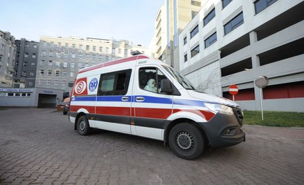 Karetka pogotowia przed szpitalem