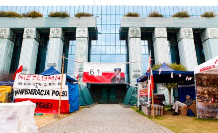 Miasteczko namiotowe na placu Krasińskich, czyli wymiar niesprawiedliwości