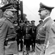 Hans Frank przyjmuje meldunek komendanta policji granatowej w Tarnowie, 1940 r.