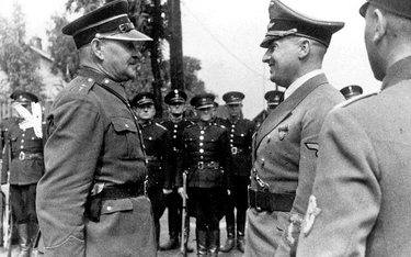 Hans Frank przyjmuje meldunek komendanta policji granatowej w Tarnowie, 1940 r.