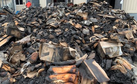 Spalone pieczywo przed piekarnią Czanta w Nowich Petriwcach, która ucierpiała w wyniku rosyjskiego o