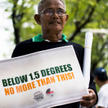 Aktywista ekologiczny przed budynkiem ONZ w Bangkoku, gdzie odbywają się rozmowy ws. zmian klimatycz