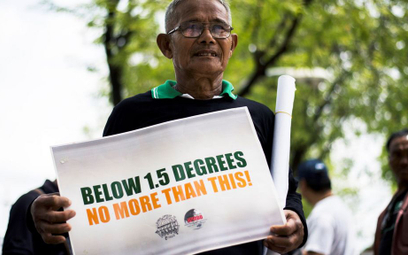 Aktywista ekologiczny przed budynkiem ONZ w Bangkoku, gdzie odbywają się rozmowy ws. zmian klimatycz