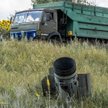 Pozostałości rosyjskiego pocisku Smiercz MLRS na polu w północno-zachodniej części obwodu charkowski