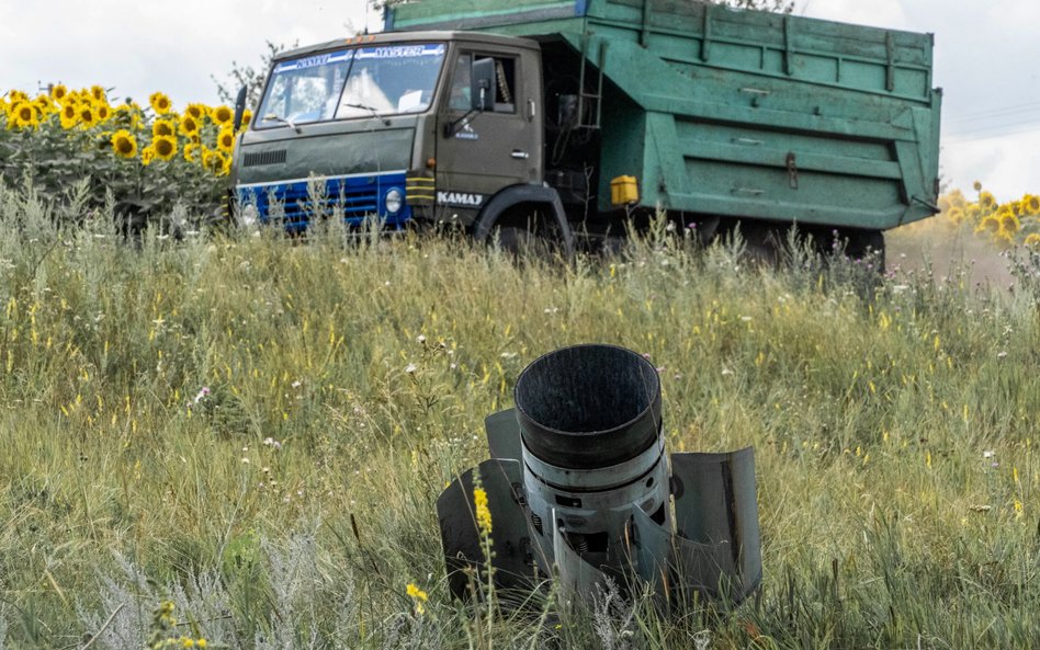 Pozostałości rosyjskiego pocisku Smiercz MLRS na polu w północno-zachodniej części obwodu charkowski