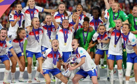 Euro kobiet. Renesans żeńskiego futbolu, Anglia nadal potęgą