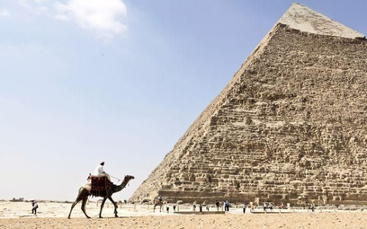 Piramidy bez handlarzy i wielbłądów