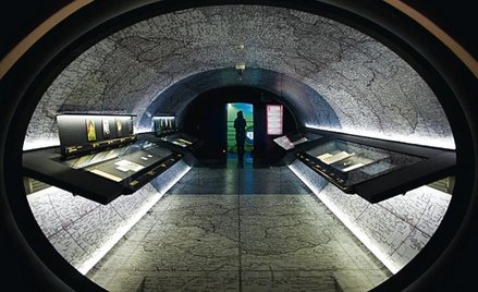 Wnętrza warszawskiego Muzeum Chopina. W tej sali, przesuwając palcami po ekranie dotykowym, oglądamy