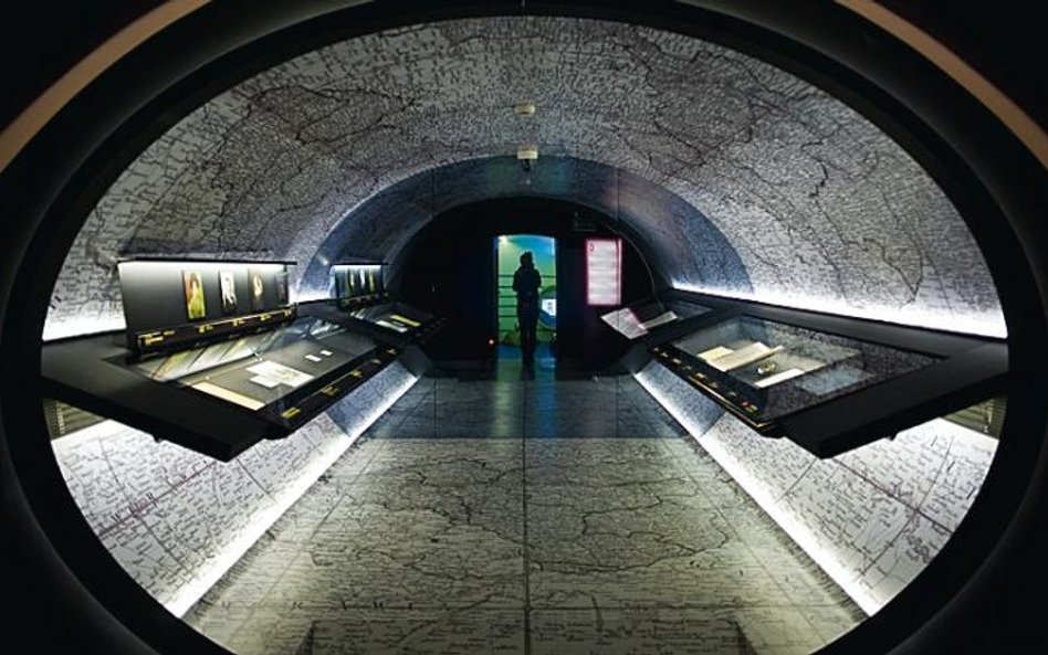 Wnętrza warszawskiego Muzeum Chopina. W tej sali, przesuwając palcami po ekranie dotykowym, oglądamy