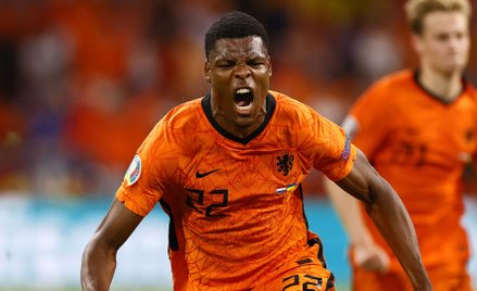 Denzel Dumfries, strzelec zwycięskiej bramki dla Holandii