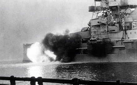 Niemiecki pancernik szkolny „Schleswig-Holstein” ostrzeliwuje Westerplatte, 1 września 1939 r.