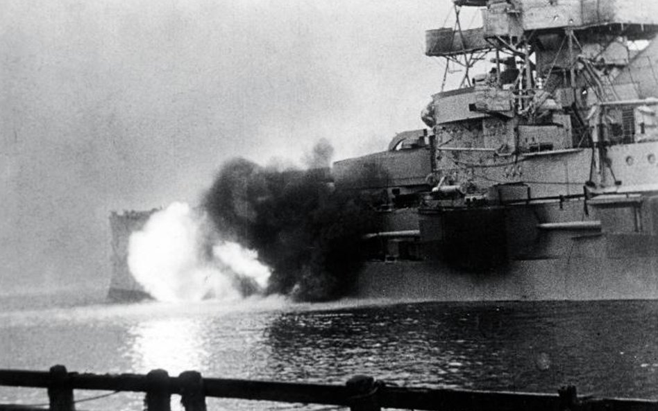 Niemiecki pancernik szkolny „Schleswig-Holstein” ostrzeliwuje Westerplatte, 1 września 1939 r.