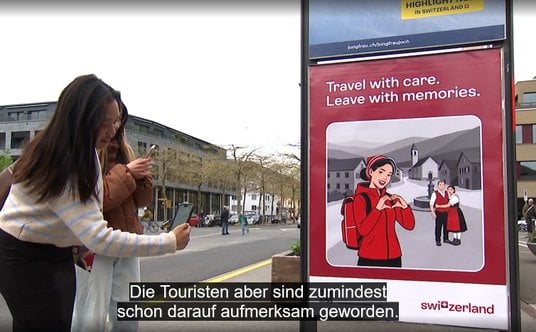 Akcja Schweiz Tourismus polega na rozwieszaniu plakatów w publicznych miejscach, na przykład przy dw