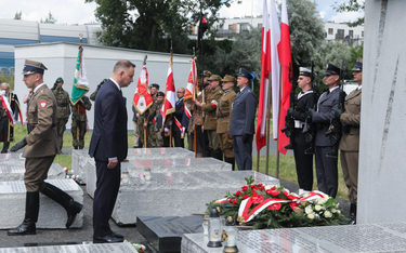 Prezydent Andrzej Duda oddający cześć ofiarom ludobójstwa na skwerze Wołyńskim w Warszawie