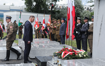 Prezydent Andrzej Duda oddający cześć ofiarom ludobójstwa na skwerze Wołyńskim w Warszawie