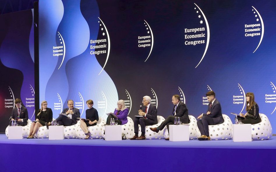Według Jerzego Buzka, byłego premiera i przewodniczącego rady Kongresu, EKG podpowiada politykom i d