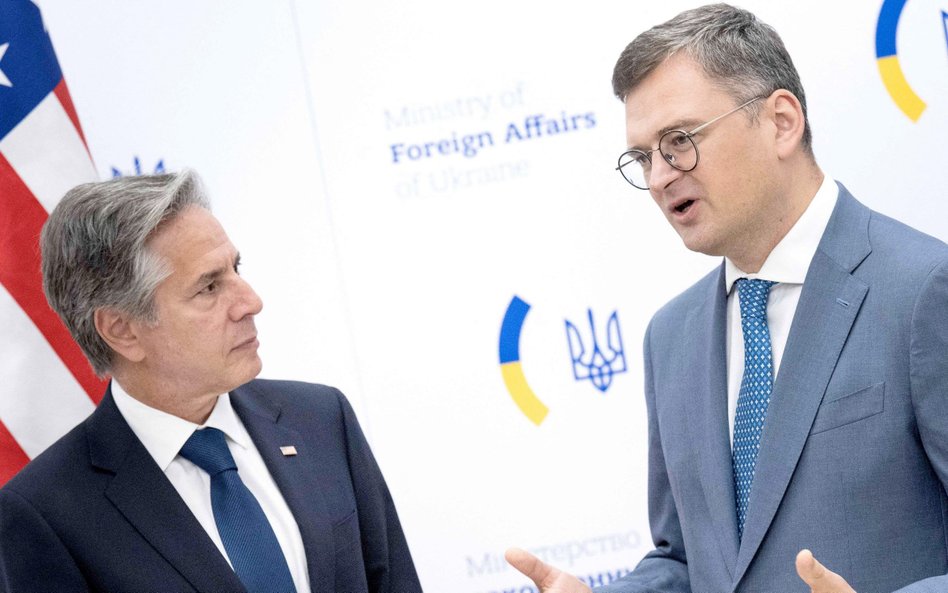 Sekretarz stanu USA Antony Blinken (z lewej)pochwalił ukraińską kontrofensywę podczas spotkania z Dm