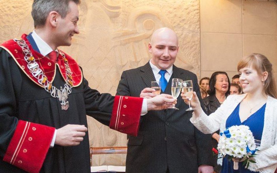 Robert Biedroń udzielił w sobotę pierwszego ślubu: Magdalenie Sasiuk i Łukaszowi Komorowskiemu