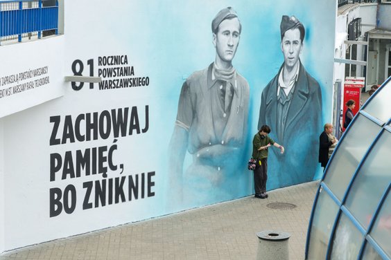 Mural upamiętniający 81. rocznicę wybuchu Powstania Warszawskiego namalowany przy metrze Centrum w W