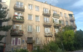 Kamienica przy ul. Jadowskiej 7 to jeden z adresów z szansą na centralne ogrzewanie