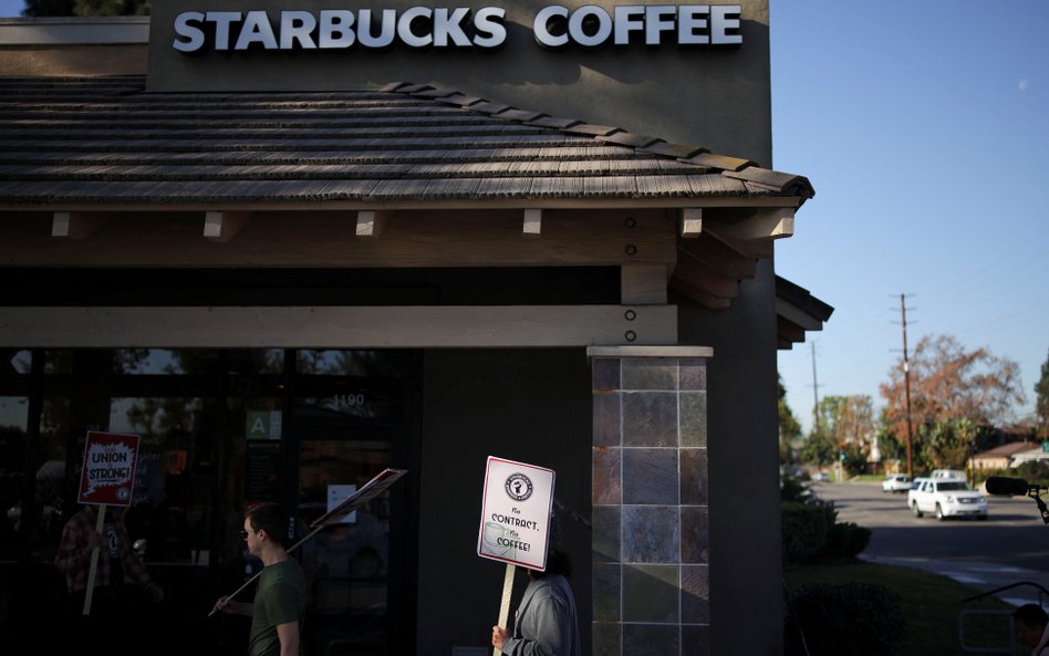 Pracownicy Starbucks rozszerzyli strajk na cztery kolejne miasta w USA